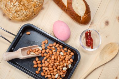 mutfak gereçleri ve ekmek pişirme için tahta üzerinde