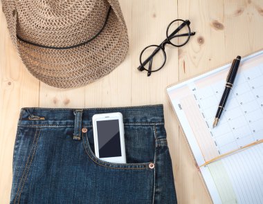 Ahşap masa üzerinde seyahat şeyler