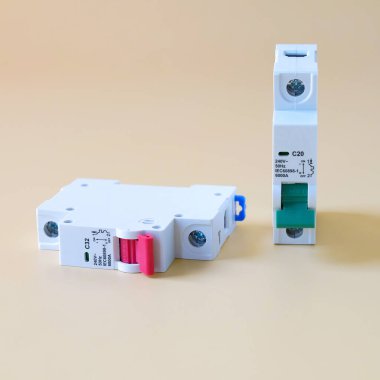 Elektrik panelinin montajı sırasında devre kesiciler.