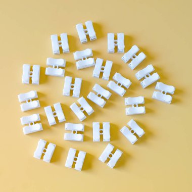 beyaz plastik elektrik terminal bloğu, elektrik kablosu bağlantıları .