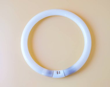 Kırık ve hasarlı floresan lambaları, geri dönüşüm.