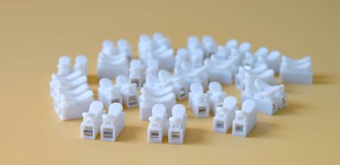 beyaz plastik elektrik terminal bloğu, elektrik kablosu bağlantıları .