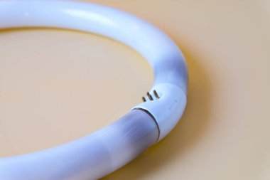 Kırık ve hasarlı floresan lambaları, geri dönüşüm.