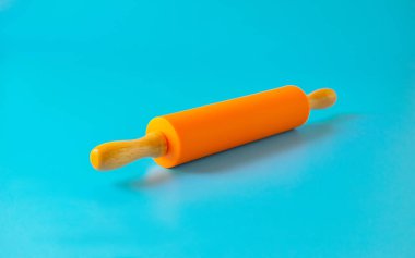 Beyaz arkaplanda izole edilmiş yeni plastik pin.