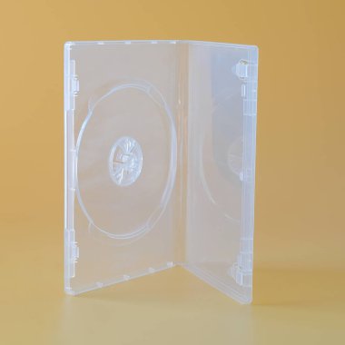 Renk arkaplanında boş CD kutusu veya CD kapağı.