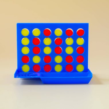 Renkli plastik mozaikler seriyor. çocuk oyunu.