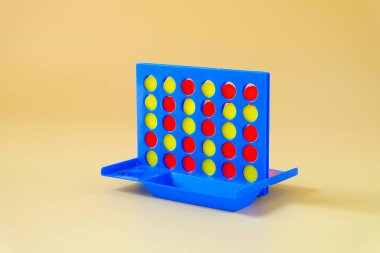 Renkli plastik mozaikler seriyor. çocuk oyunu.