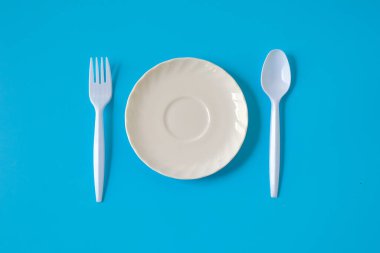 beyaz plastik çatal ve kaşık renk arkaplanı.