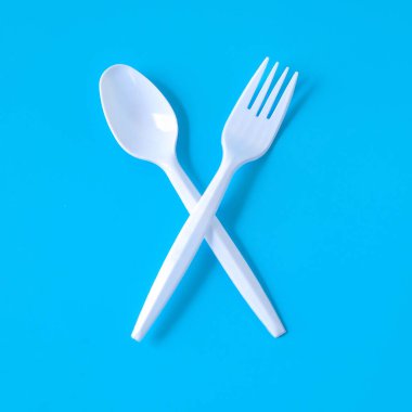 beyaz plastik çatal ve kaşık renk arkaplanı.