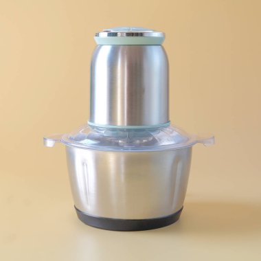 Arka planda kıyma ve sebzeler için kıyma makinesi seti.