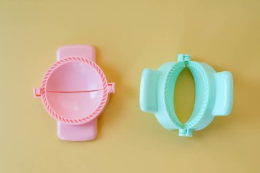 Renk arkaplanı üzerine Pastel Hamur Mantı kalıbı veya Hamur Kesicisi.