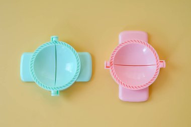 Renk arkaplanı üzerine Pastel Hamur Mantı kalıbı veya Hamur Kesicisi.