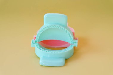 Renk arkaplanı üzerine Pastel Hamur Mantı kalıbı veya Hamur Kesicisi.
