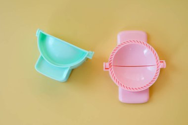 Renk arkaplanı üzerine Pastel Hamur Mantı kalıbı veya Hamur Kesicisi.