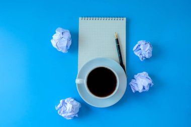 Mavi arka planda boş kitap notu olan sade kahve..