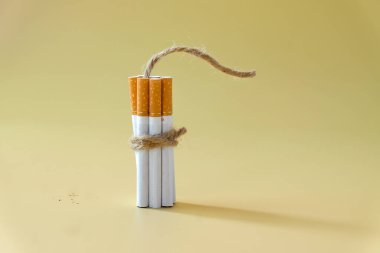 Kabloyla bağlanmış bir sigara dinamit gibi görünür..