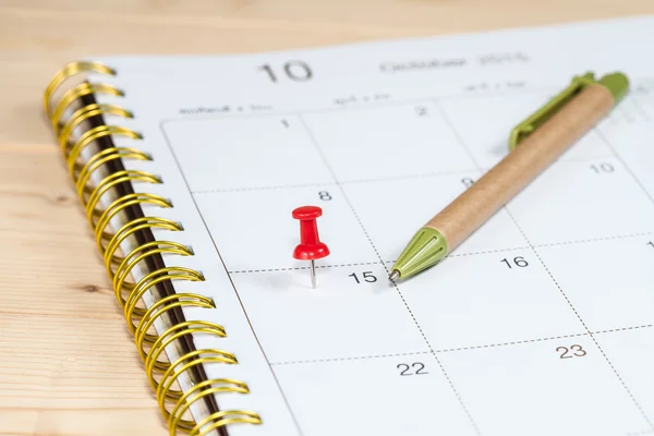 Beyaz takvim vurdu portre üzerinde toplu iğne