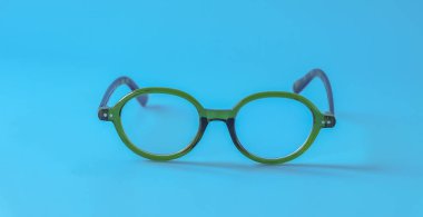 Renkli arkaplanda yeşil gözlük.