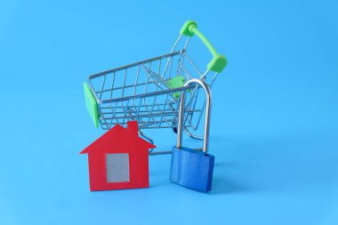 Mini kırmızı ev ve arka plana kilitlen.