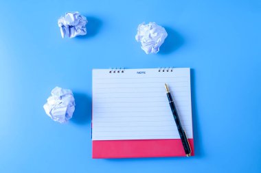 Renkli arkaplanda dizüstü kalem.