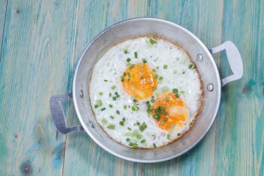 Ahşap masa üzerinde tavada yumurta