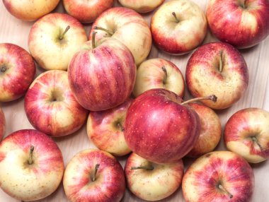 Ahşap arkaplanda elmalar.