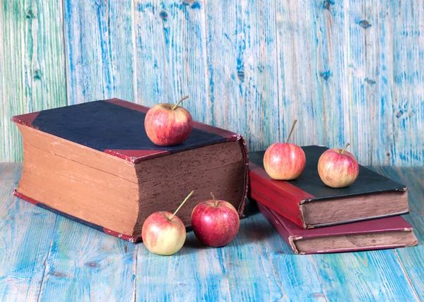 Rött äpple på gammal bok — Stockfoto