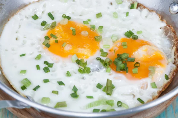 Ahşap masa üzerinde tavada yumurta 