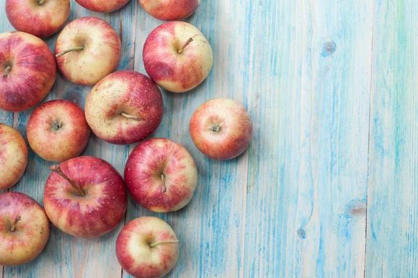 Äpplen på trä bakgrund. toning. — Stockfoto