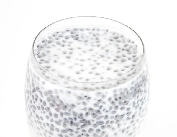 Budino al latte con semi di chia, isolato su fondo bianco . — Foto Stock