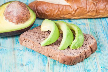 Tost ekmeğine dilimlenmiş avokado.