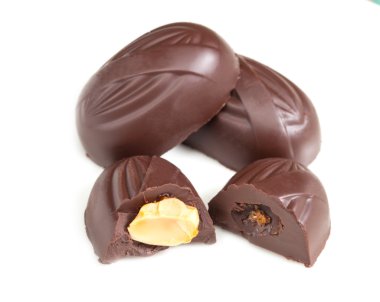 Beyaz arka plan üzerinde çikolata badem