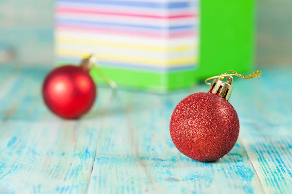 Рождественские шары на старом деревянном столе — стоковое фото