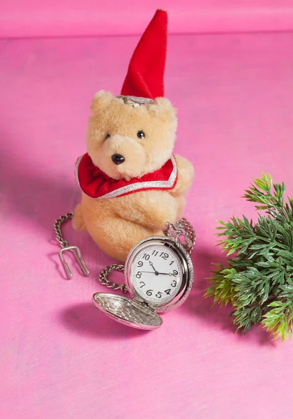 Taschenuhr mit Bärenspielzeug auf rosa Hintergrund — Stockfoto