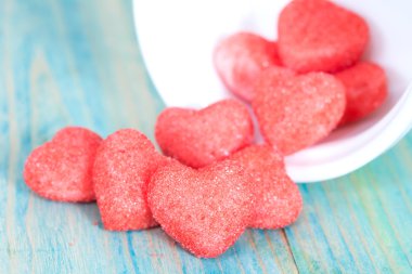 table.selective odak üstünde oturan şeker kaplı kalp şekerler