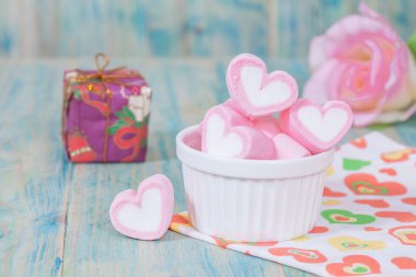 Sevgililer şekerler renk wood.selective odak üzerinde.