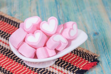 Renkli tatlı marshmallow ile beyaz eşya şeker