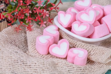 Beyaz eşya içinde renkli tatlı lokum