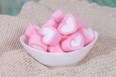 Beyaz eşya içinde renkli tatlı lokum