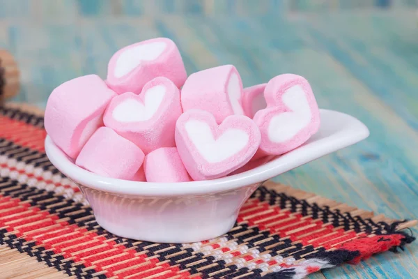 Marshmallow dulce colorido con azúcar en una vajilla blanca — Foto de Stock