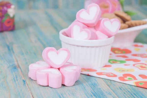 Valentine snoepjes op kleur wood.selective focus. — Stockfoto