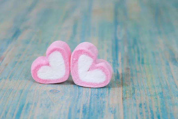 Valentine snoepjes op kleur wood.selective focus. — Stockfoto