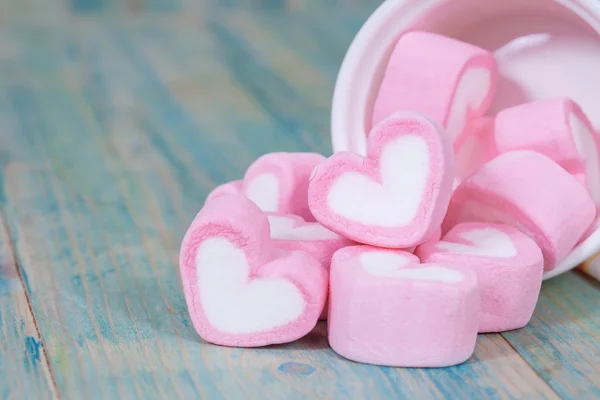 Kleurrijke zoete marshmallow met suiker in een wit-ware — Stockfoto