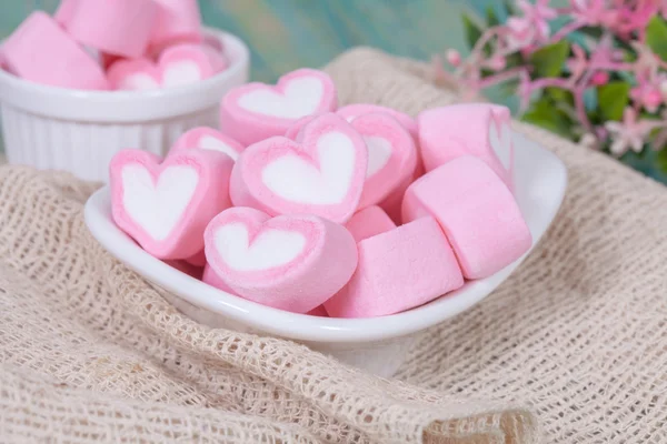 Marshmallow dulce colorido en una vajilla blanca — Foto de Stock