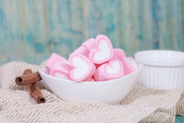 Beyaz eşya içinde renkli tatlı lokum