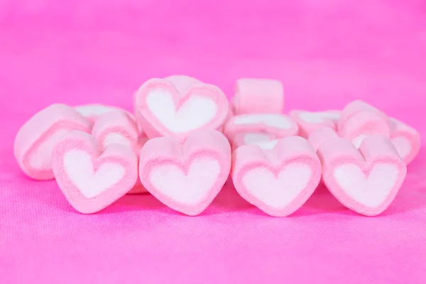 Doces em forma de coração no fundo, foco seletivo . — Fotografia de Stock