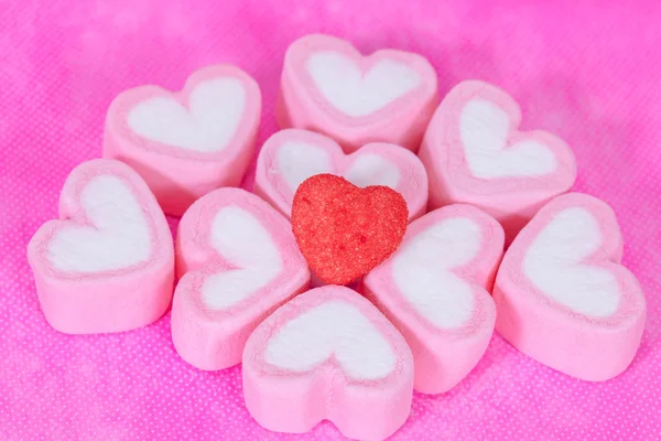 Caramelos en forma de corazón en el fondo, enfoque selectivo . — Foto de Stock