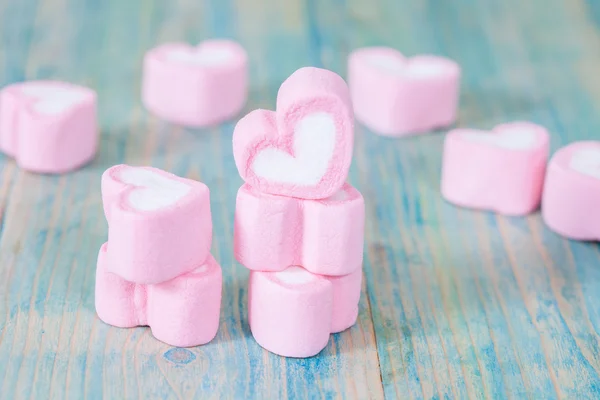 Caramelos en forma de corazón en el fondo, enfoque selectivo . —  Fotos de Stock