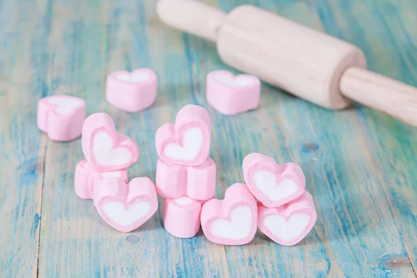 Caramelos en forma de corazón en el fondo, enfoque selectivo . —  Fotos de Stock