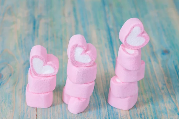 Doces em forma de coração no fundo, foco seletivo . — Fotografia de Stock